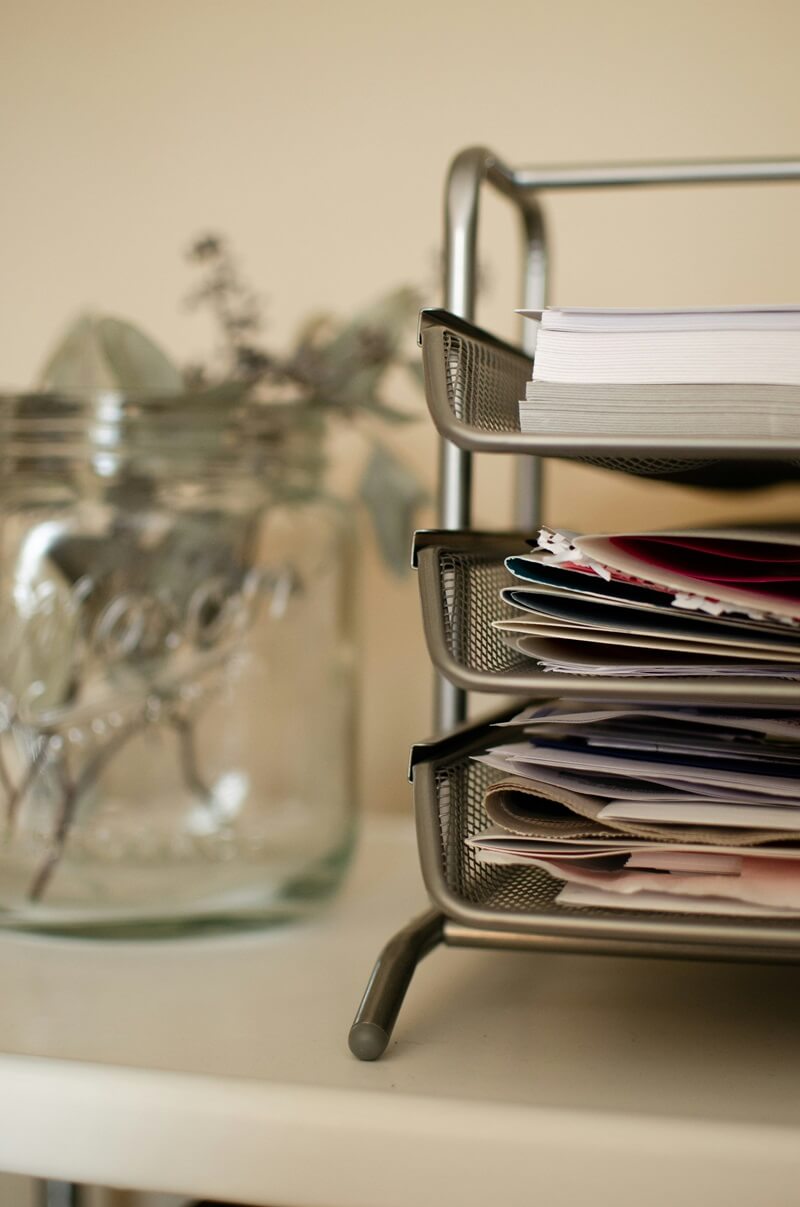 pause cafe avec un ordinateur sur les jambes