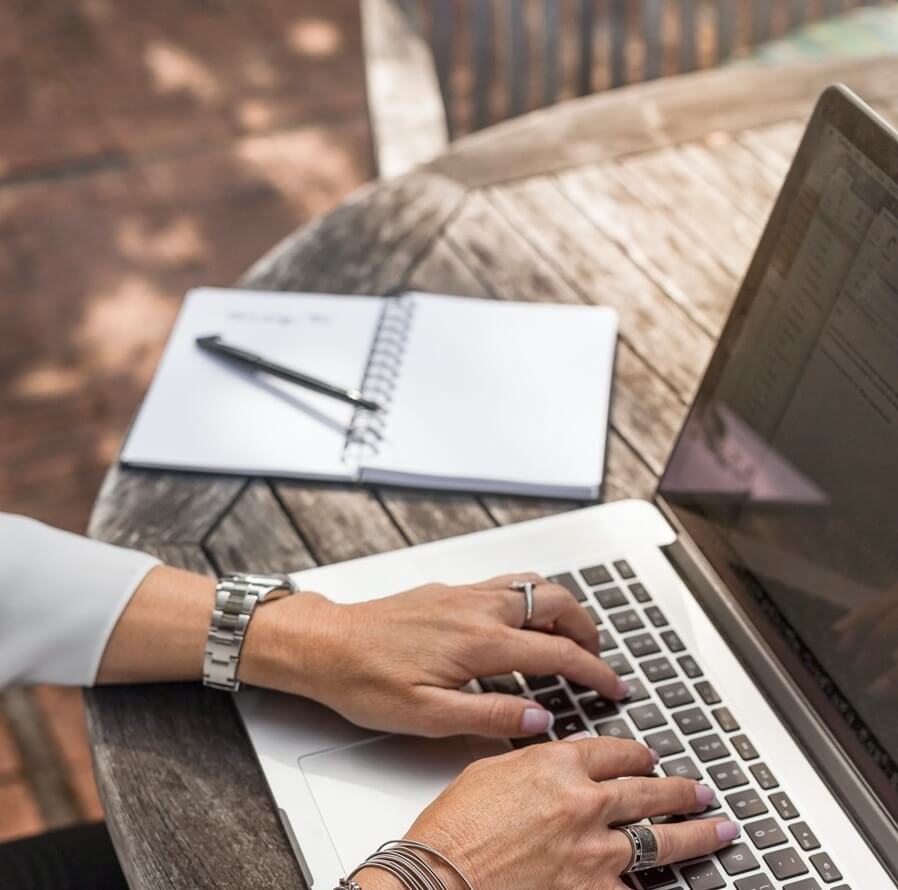 personne ecrivant sur un ordinateur portable
